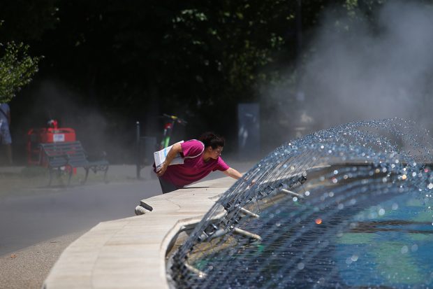 Cod portocaliu de caniculă în București și 15 județe. A fost emisă pentru azi și o avertizare de vijelii și grindină