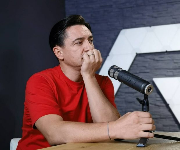 Ce spunea George Buhnici în urmă cu o lună, după ce bloggerul Zoso l-a făcut „dolofan”. „Nu m-am luat niciodată de corpul cuiva”