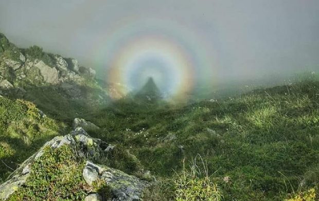 Fenomen meteo extrem de rar fotografiat în Munții Făgăraș. Ce e Efectul Gloria și cum apare