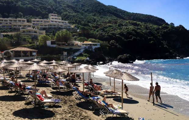 Grecia a stabilit noi reguli pentru turiștii depistați cu COVID-19