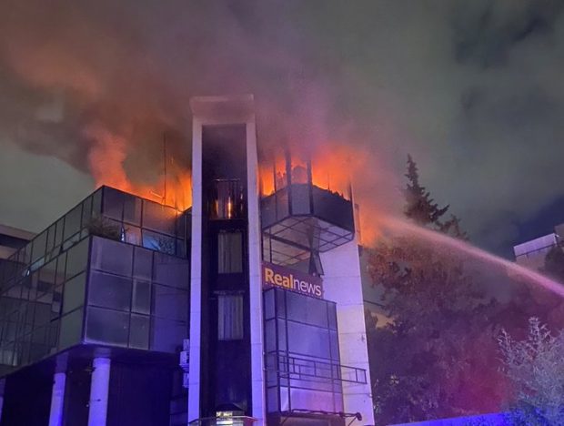 Sediul unui post de radio și biroul unui cotidian din Atena, incendiate