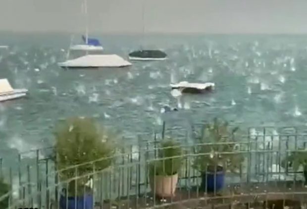 Filmarea virală a furtunii cu grindină care a lovit câteva zeci de minute un lac din Elveția