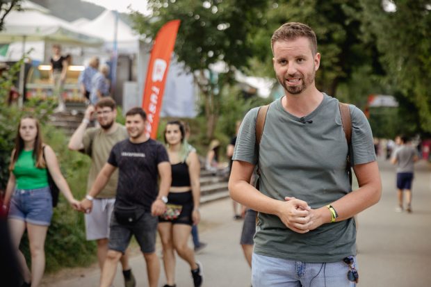 CORESPONDENȚĂ DIN SECUIME. Mesajul pentru români al unui opozant de la Budapesta, în ziua în care Viktor Orbán vorbește la Tușnad: „Aveți drumuri de rahat, dar o țară mai democratică decât Ungaria. Vă invidiez”