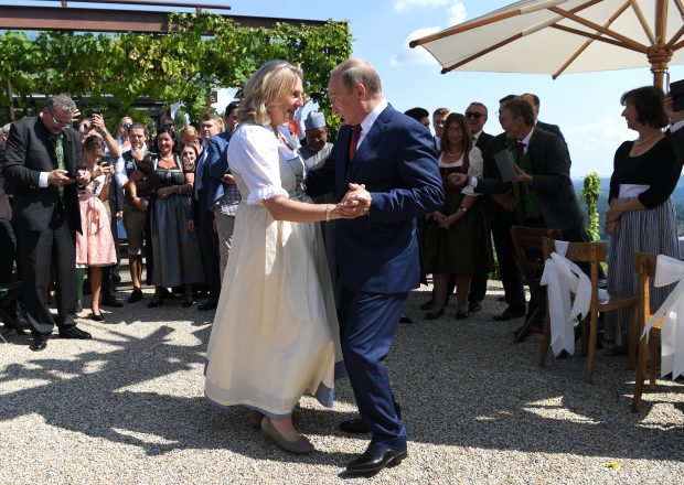Karin Kneissl, ministrul austriac care a dansat cu Putin la nuntă, a părăsit țara cauza amenințărilor cu moartea