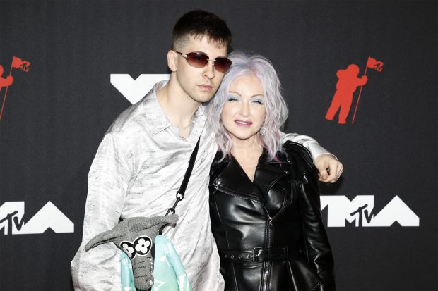 Fiul cântăreței Cyndi Lauper, arestat de poliție după ce a fost prins la volanul unei mașini furate