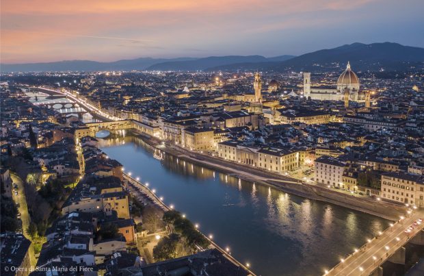 Un turist britanic, găsit mort într-o cameră de hotel din Florenţa. Iubita lui e în stare gravă la spital