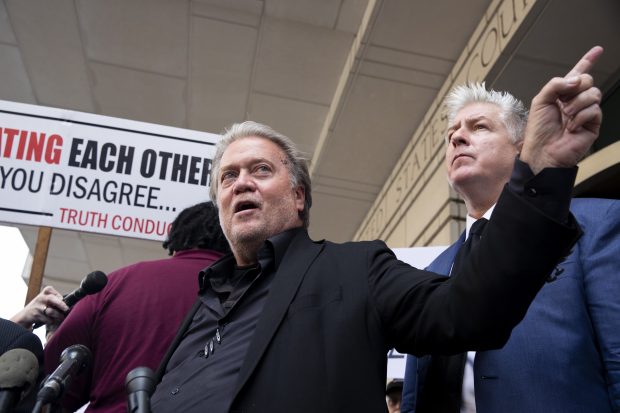 Steve Bannon, fostul strateg al lui Donald Trump, a fost găsit vinovat de sfidarea Congresului. Ce pedeapsă riscă