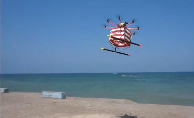 Adolescent de 14 ani, salvat din mare cu ajutorul unei drone salvamar, la Valencia