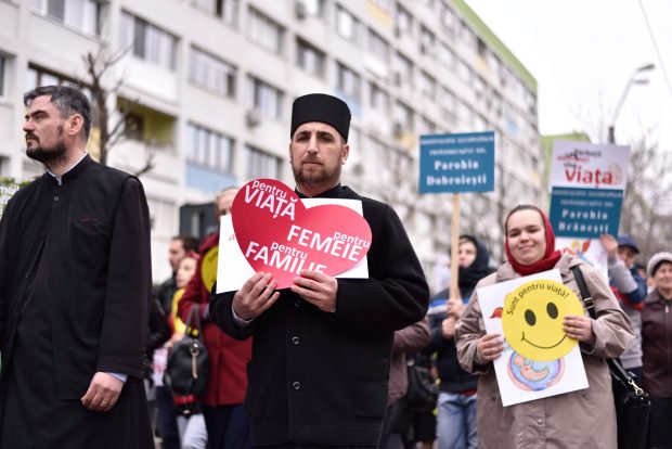 Biserica nu militează irațional și nerealist pentru interzicerea totalitară a avortului, spune purtătorul de cuvânt al Patriarhiei