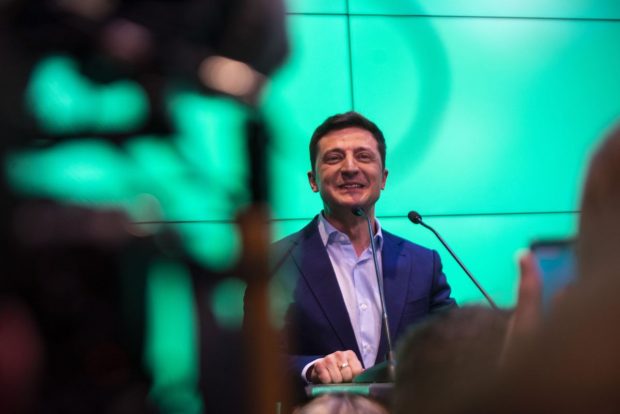 „Înainte de a fi în slujba poporului, Zelenski a fost în slujba oligarhilor”. Fragment în exclusivitate din biografia scrisă de doi jurnaliști care au urmărit din interior ascensiunea liderului ucrainean