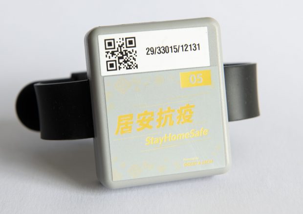 Hong Kong introduce brățări electronice de urmărire pentru bolnavii COVID, la fel ca în China