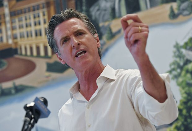 Guvernatorul Californiei a semnat o lege care permite victimelor atacurilor armate să dea în judecată producătorii de arme