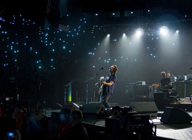 Eddie Vedder nu a putut cânta la Viena alături de trupa sa, Pearl Jam. „Căldura, praful şi fumul de la incendii” i-au afectat corzile vocale