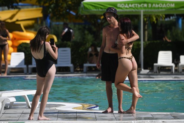 Bronz, costume de baie și bălăceală. Imaginile difuzate de ruși care arată cum se distrează oamenii într-un oraș în care se mai aud explozii. Ce spun ucrainenii – FOTO