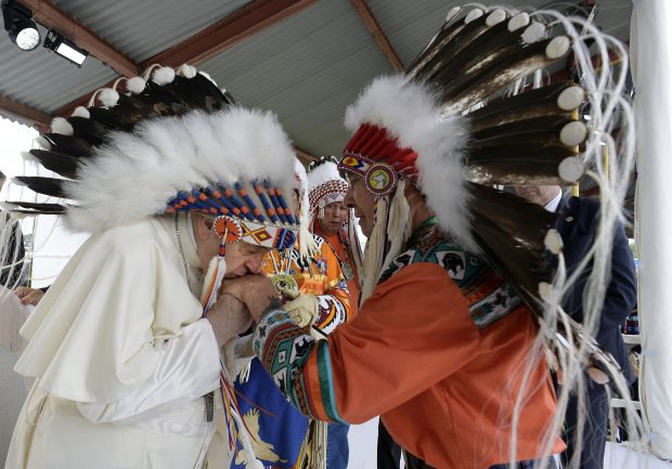 Imaginea zilei. Papa Francisc a sărutat mâna unuia dintre liderii indigeni, în timpul ”pelerinajului penitențial” din Canada