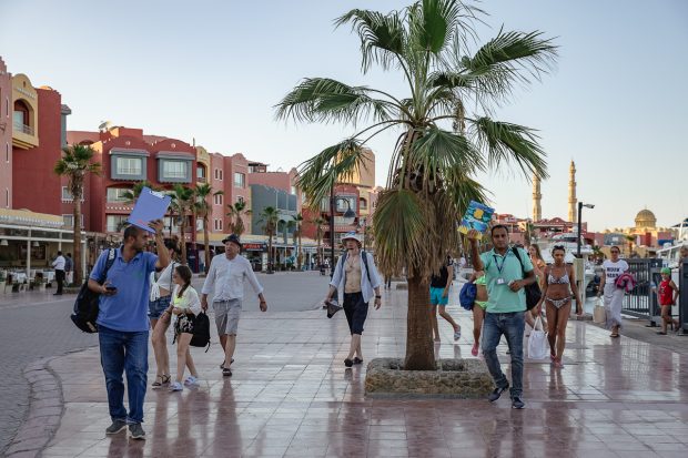 CORESPONDENȚĂ DIN EGIPT. Rechinul ucigaș e de negăsit, elicopterele îl caută, turiștii români sunt supărați că nu au voie pe plajele publice