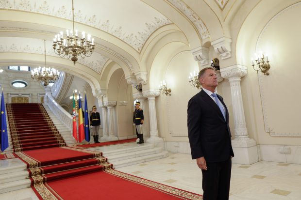 „Ancoră”. „Sobru, poliglot, direct”. „Solitar convingător”. „Are un avantaj apreciabil pentru NATO” – Portretul lui Iohannis pe digi24.ro. Cine e autorul?