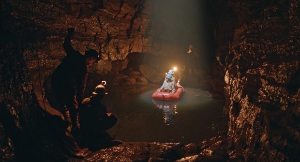 „Grota”, un film despre o peșteră adâncă de 700 de metri, ne îndeamnă să ne uităm în interiorul nostru