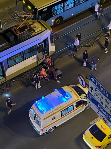 Un bărbat care circula cu trotineta, lovit de tramvai în zona Ștefan cel Mare. Martor: „Mergea șmecherește pe șine”