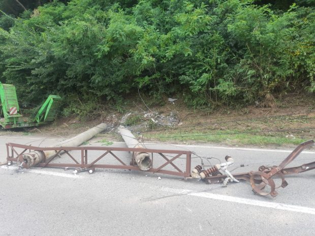 Șapte răniți în Vâlcea, după ce mai mulți stâlpi de electricitate au fost doborâți de un tren. Oamenii s-au oprit după un alt accident