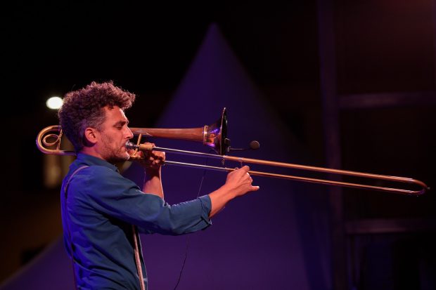 REPORTAJ. Bucuria unui francez venit cu orchestra din linguri, ceasuri și oale în România: „Acasă e dificil să cânți pe stradă, pentru că vine poliția. Sau îmi e furată pălăria cu bacșiș”
