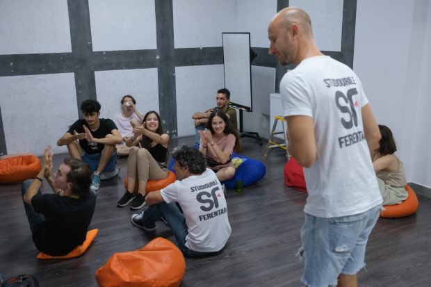 „Rar câștigăm noi în fața străzii. De cele mai multe ori, câștigă strada”. Studiourile Ferentari, locul în care cei mici primesc o șansă la copilărie