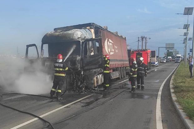 Incendiu pe Centura de Vest a Ploieștiului. Un camion încărcat cu cărămidă s-a făcut scrum