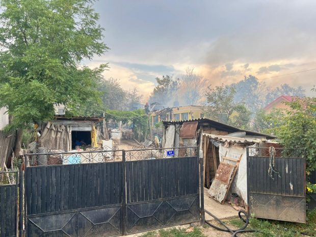 Incendiu de proporții în Dolj. 7 case au fost cuprinse de flăcări