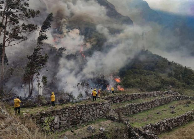 Machu Picchu, amenințat de un incendiu de vegetație. Intervenție dificilă pentru pompieri
