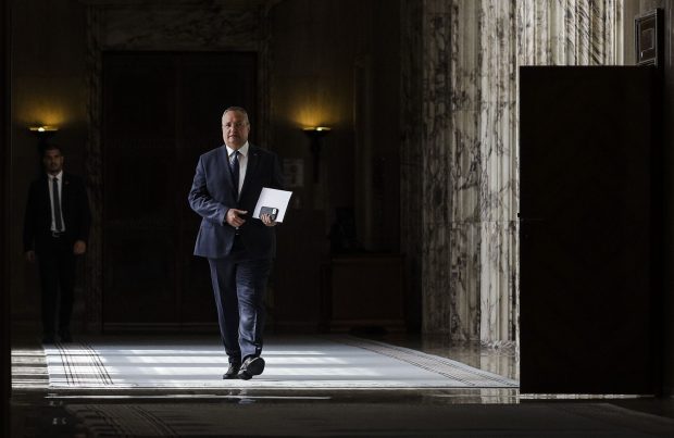 Judecătoarea care a suspendat verificarea doctoratului lui Ciucă a luat cu COPY-PASTE „nevoia de stabilitate” din cererea premierului și a folosit-o în sentința ei