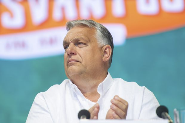O recomandare pentru Viktor Orban, neonazistul care are strămoși evrei și africani: „Cum să combați un rasist”