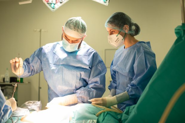 Caz complex de ocluzie de intestin subțire cauzată de endometrioză ileală, operat cu succes în Spitalul Regina Maria Brașov