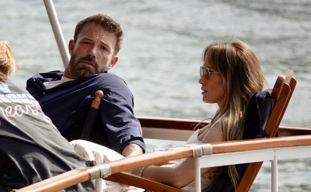 Ben Affleck, obosit în luna de miere cu Jennifer Lopez. Cum a fost pozat actorul în Paris, la plimbarea pe Sena