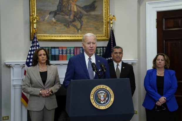 Joe Biden, ținta ironiilor după ce a citit de pe prompter indicațiile primite de la echipa sa