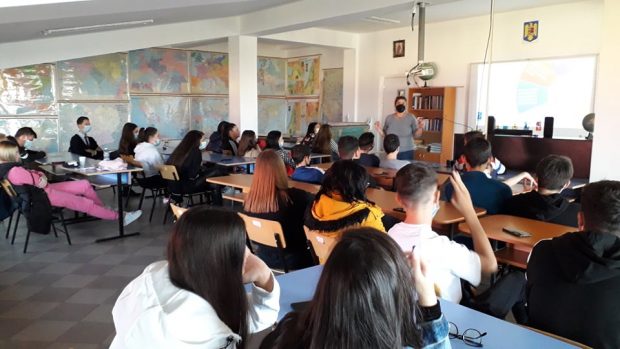 Elevii primesc informații despre contracepție și avort la ateliere de educație sexuală. Dar părinții vor ca ei să învețe despre asta și la clasă