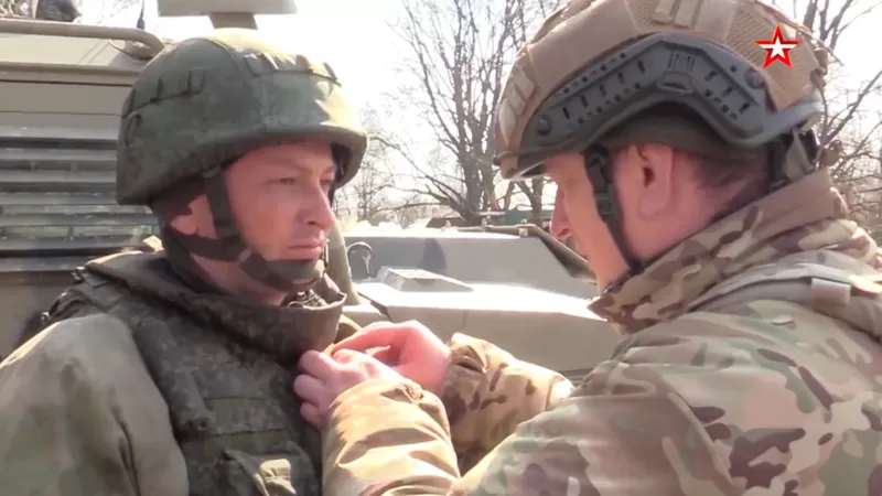 Generalul rus care și-a decorat fiul acum trei luni, pentru „curaj și vitejie”, a fost și el decorat de Vladimir Putin