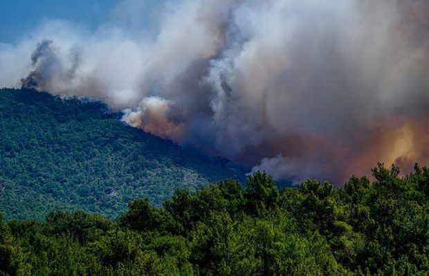 Incendiu de amploare în Lesbos. Autoritățile au decis evacuarea unei stațiuni de pe insula greacă