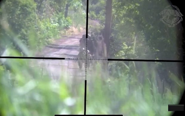 Un lunetist ucrainean a luat la țintă o coloană de soldați ruși și a filmat când a tras în ei