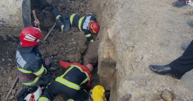 Doi muncitori au fost prinși sub un mal de pământ, în Constanța. Unul dintre ei a murit