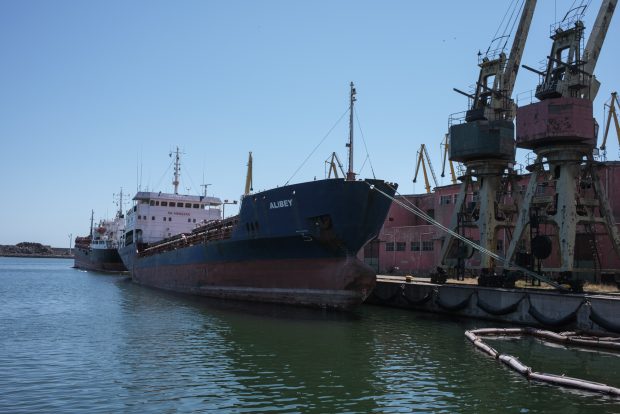 Salariile din sectorul naval din România: comparație între pilot vamal, ofițer și agent maritim