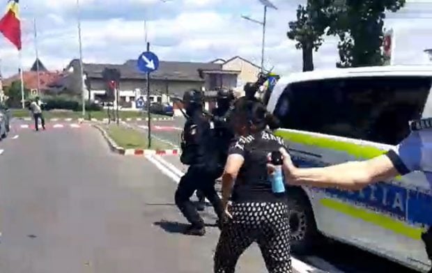 Trei bărbați reținuți, după ce cinci polițiști au fostă bătuți în stradă, la o înmormântare, în Târgoviște. Și mascații au fost puși la pământ
