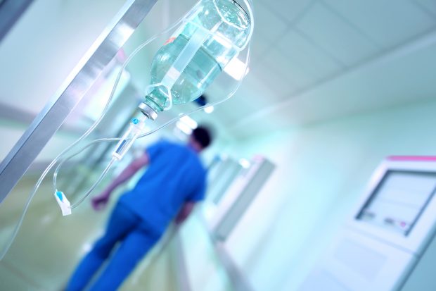 Un medic a lovit o pacientă, enervat că femeia nu se putea întinde de durere. Ce au motivat judecătorii care l-au iertat