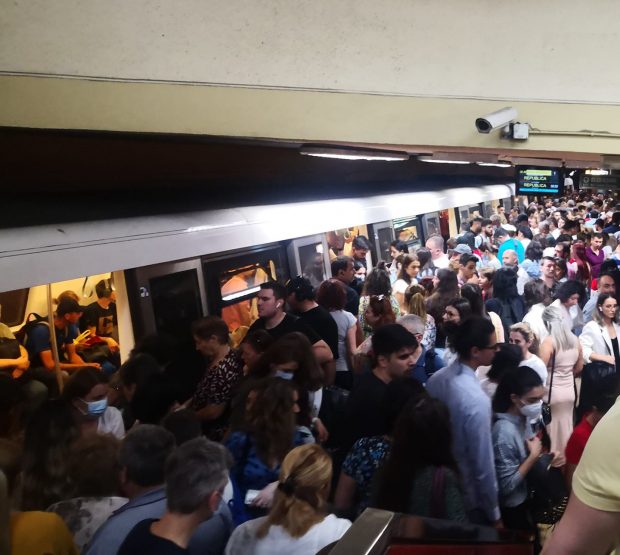 Aglomerație și azi la metroul din București. Trenurile circulă la intervale mari de timp