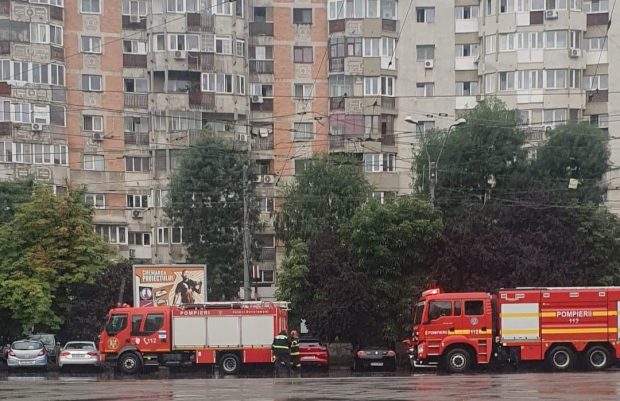 Pompierii, chemați la stația de metrou Piața Iancului, unde s-a simțit miros de fum