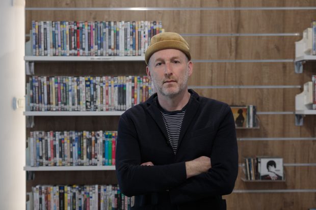 INTERVIU cu un important regizor francez despre lumea de dinainte de internet: „Nu sunt nostalgic, dar îmi lipseşte legătura pe care o aveau oamenii atunci”
