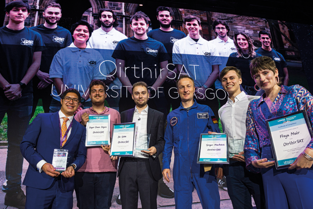 Zece studenți din Scoția au câștigat un premiu de 700.000 de euro cu care vor construi propriul satelit și îl vor trimite în spațiu