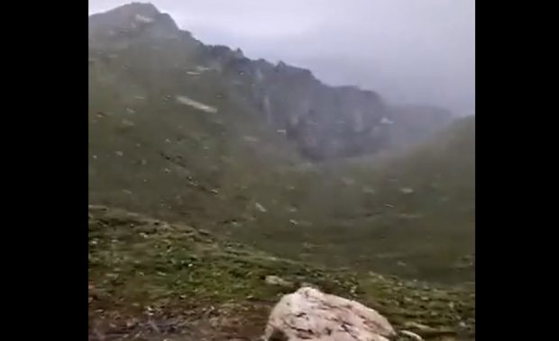 A nins în Bucegi! Imagini filmate luni de dimineață la stația meteo de pe Vârful Omu