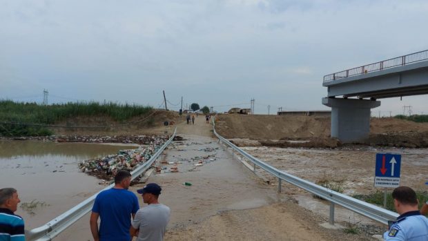 Rampele podului provizoriu de la Vadu Roşca, distruse în urma unei viituri. Tone de peturi și crengi blochează scurgerea apei