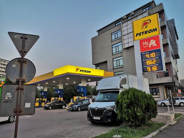 Klaus Iohannis a promulgat legea prin care OMV plătește o taxă de solidaritate redusă