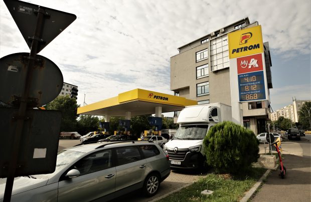 Prețul la pompă, mai scăzut cu 50 de bani. Cât costă carburanții la principalele benzinării